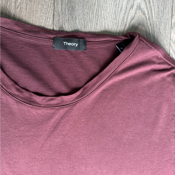 Theory T-Shirt in 70% Silk 30% Cotton - Picture 2 of 3